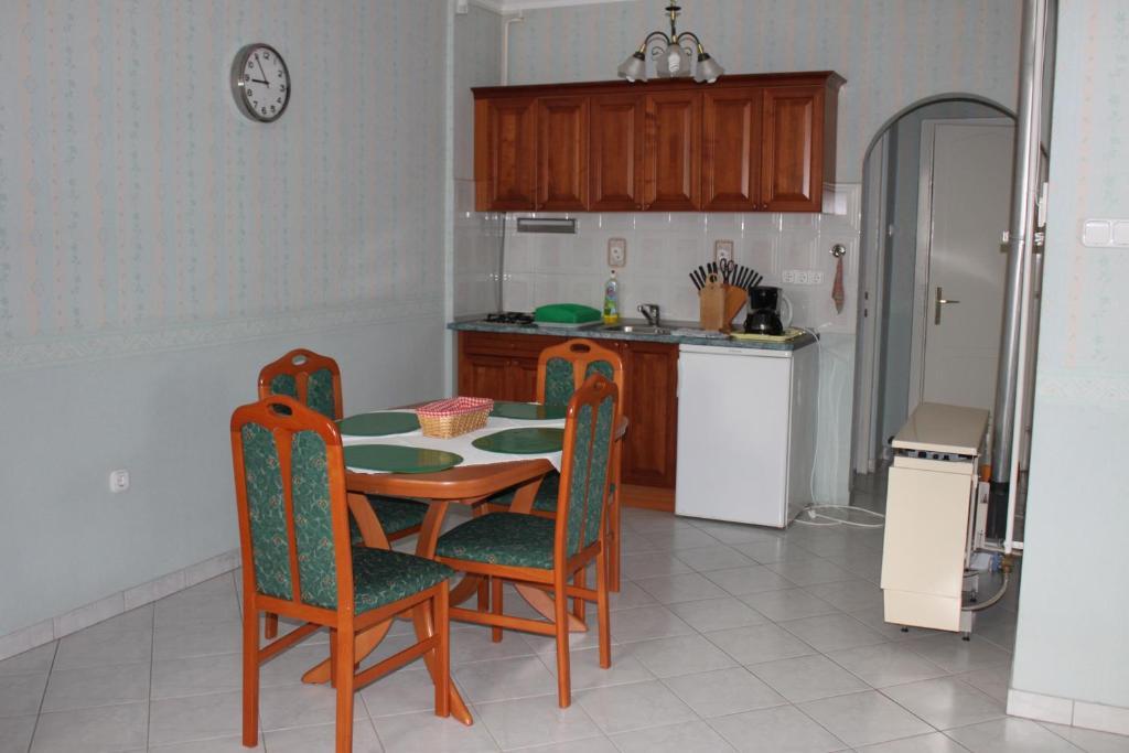 Orwa Apartmanok - Fenyofa Koez ซาลาคาโรส ห้อง รูปภาพ